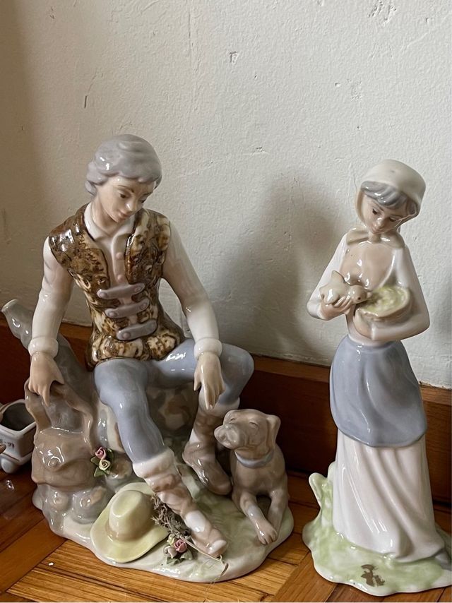 Coppia di figure in porcellana