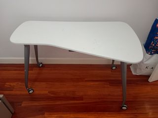 Mesa escritorio blanca y patas de metal grises