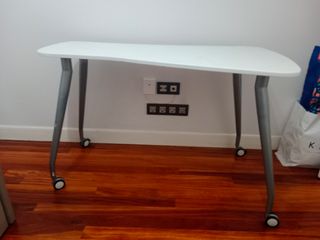 Mesa escritorio blanca y patas de metal grises