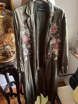 Kimono raso verde bordado JAPON de Bershka talka S