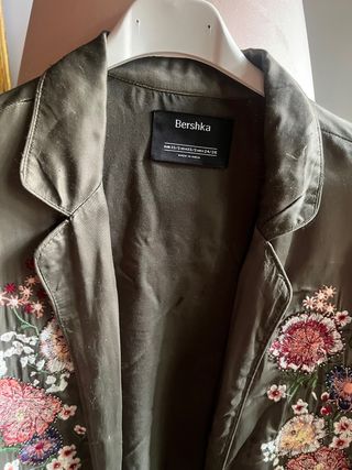 Kimono raso verde bordado JAPON de Bershka talka S