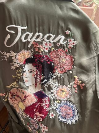 Kimono raso verde bordado JAPON de Bershka talka S