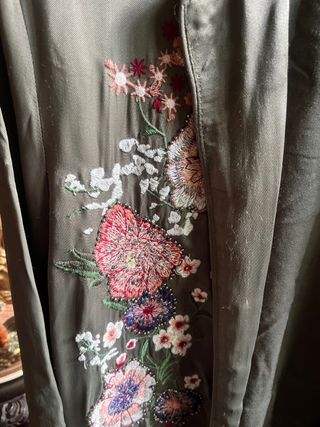 Kimono raso verde bordado JAPON de Bershka talka S