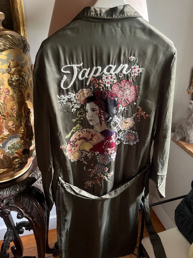 Kimono raso verde bordado JAPON de Bershka talka S
