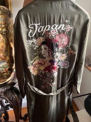 Kimono raso verde bordado JAPON de Bershka talka S