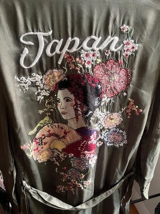 Kimono raso verde bordado JAPON de Bershka talka S