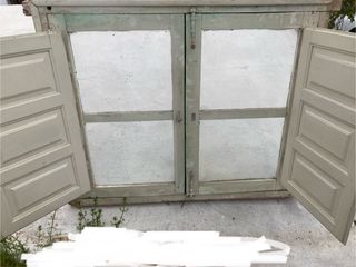 Ventana vintage madera con vidrios antigua