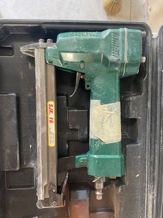 Grapadora neumática + clavos