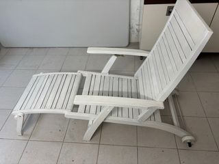 Tumbona antigua blanca de madera maciza.