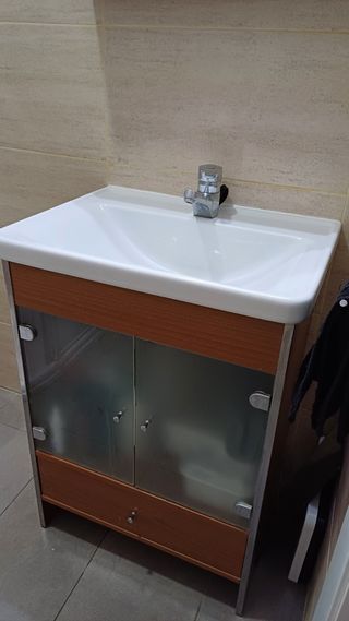 Mueble lavabo madera  y armario pared con espejo