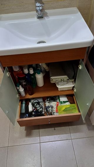 Mueble lavabo madera  y armario pared con espejo