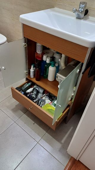 Mueble lavabo madera  y armario pared con espejo