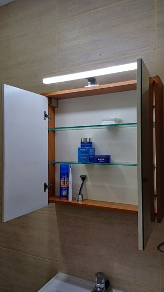 Mueble lavabo madera  y armario pared con espejo