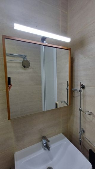 Mueble lavabo madera  y armario pared con espejo