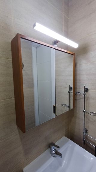 Mueble lavabo madera  y armario pared con espejo