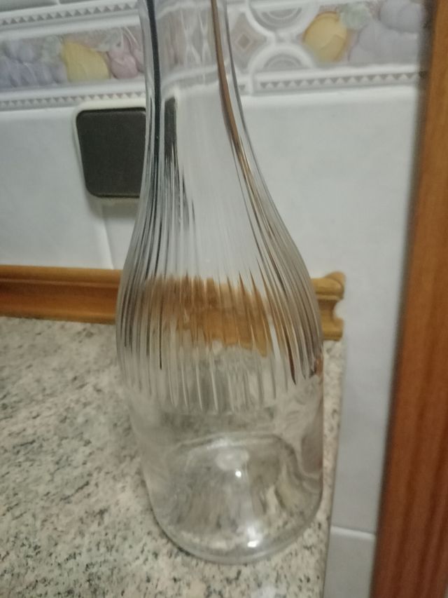 3 Botellas decorativas de cristal. La 3, dos €