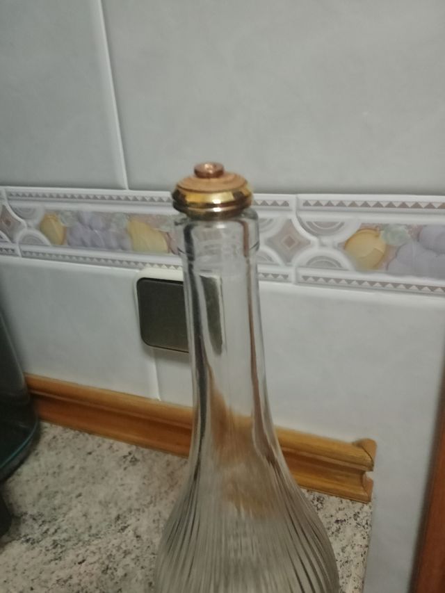 3 Botellas decorativas de cristal. La 3, dos €