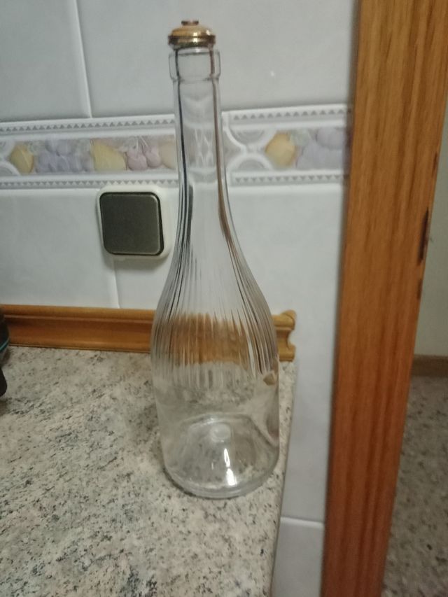 3 Botellas decorativas de cristal. La 3, dos €