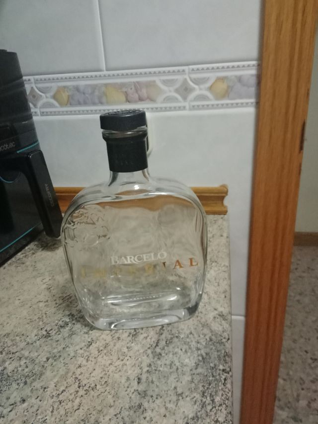 3 Botellas decorativas de cristal. La 3, dos €