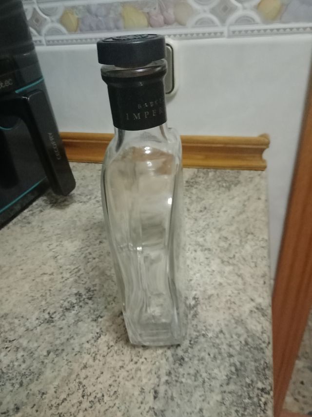 3 Botellas decorativas de cristal. La 3, dos €