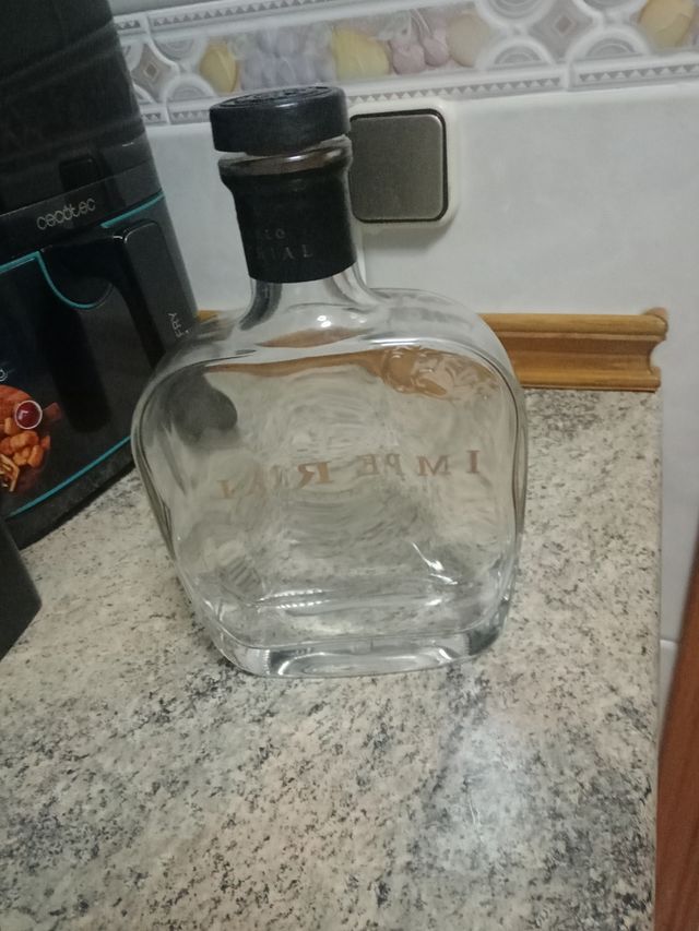 3 Botellas decorativas de cristal. La 3, dos €