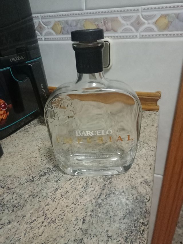 3 Botellas decorativas de cristal. La 3, dos €