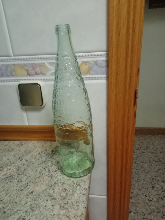 3 Botellas decorativas de cristal. La 3, dos €
