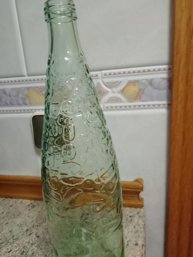 3 Botellas decorativas de cristal. La 3, dos €
