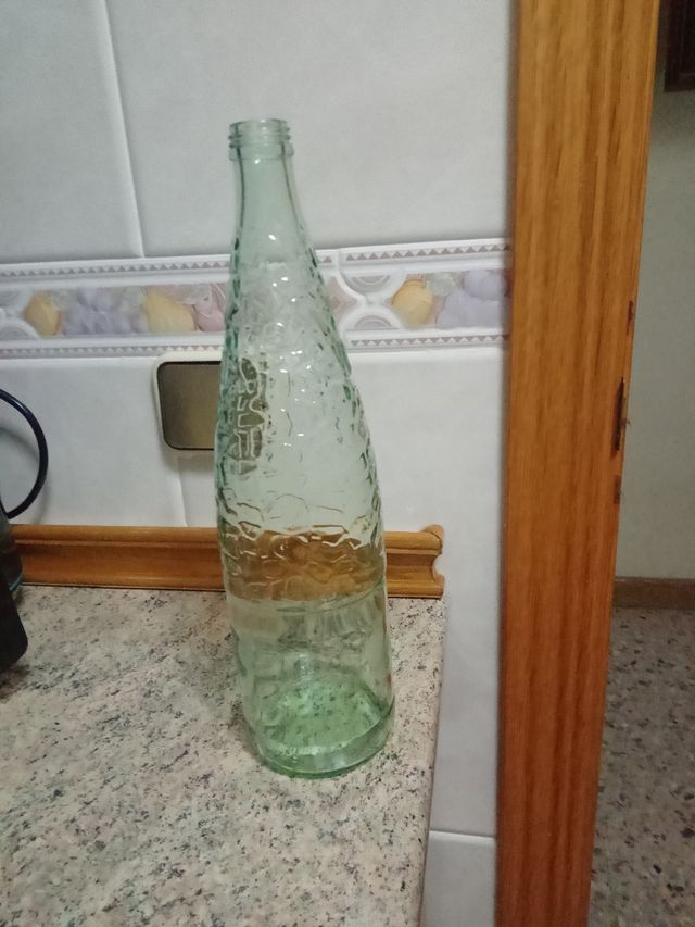 3 Botellas decorativas de cristal. La 3, dos €