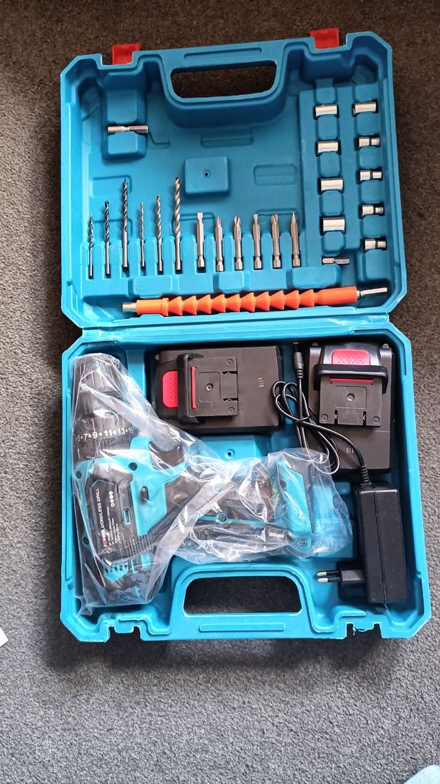 Taladro atornillador percutor a batería 