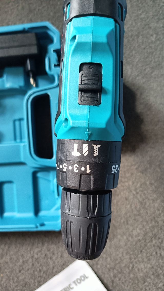 Taladro atornillador percutor a batería 