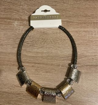 Collar dorado y plateado