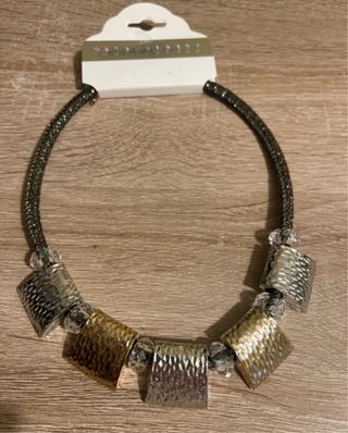 Collar dorado y plateado