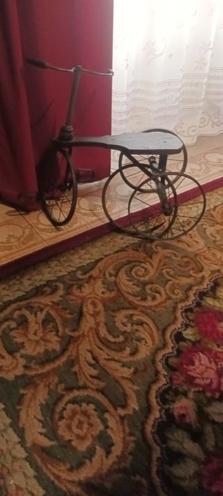 Triciclo antiguo de madera. Aprox 1920