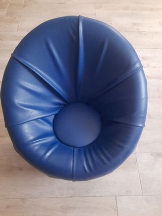Sillón azul cómodo