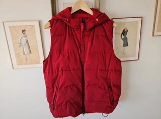 Chaleco plumas rojo Gap  con capucha desmontable.