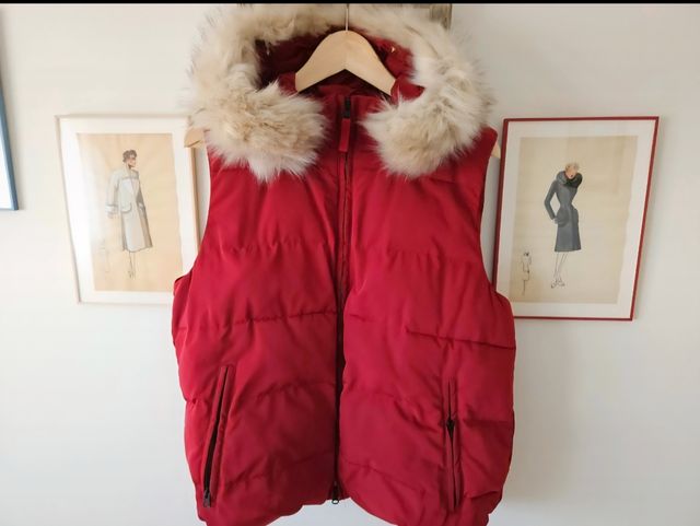 Chaleco plumas rojo Gap  con capucha desmontable.