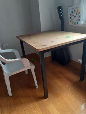 Mesa escritorio infantil - roja y azul