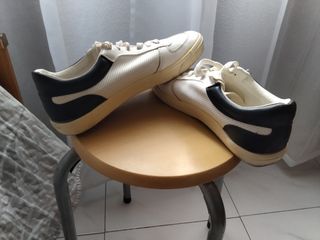 Zapatillas blancas y negras hombre