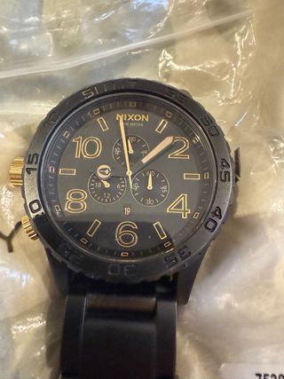 Reloj Nixon Chrono negro y dorado