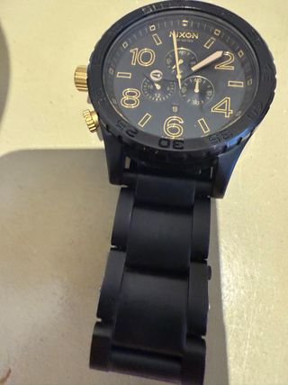 Reloj Nixon Chrono negro y dorado