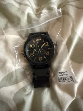 Reloj Nixon Chrono negro y dorado