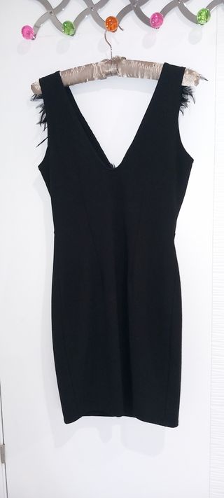 Vestido negro con plumas