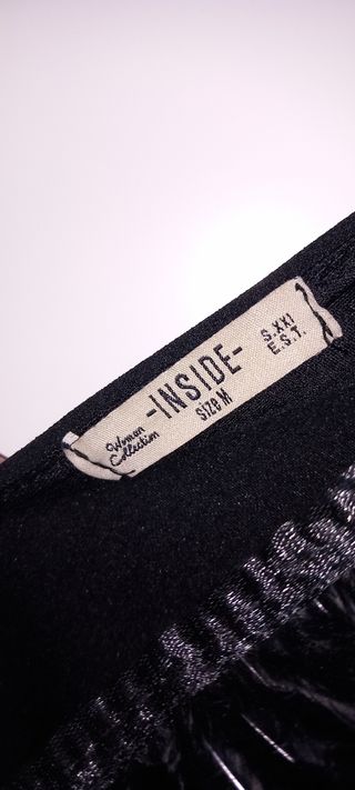 Vestido negro con plumas