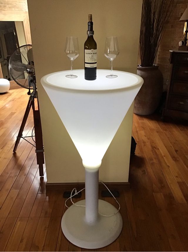 Mesa iluminada copa LED blanca