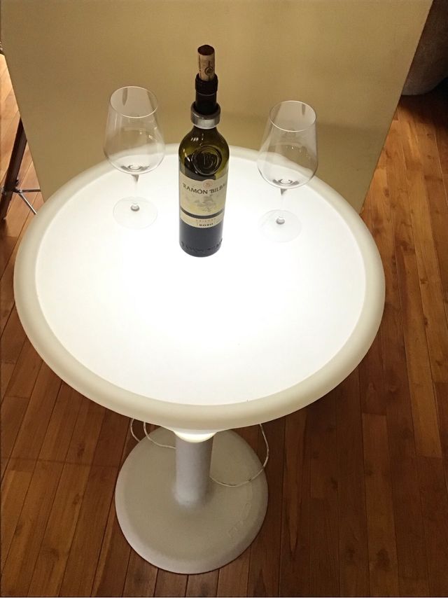 Mesa iluminada copa LED blanca