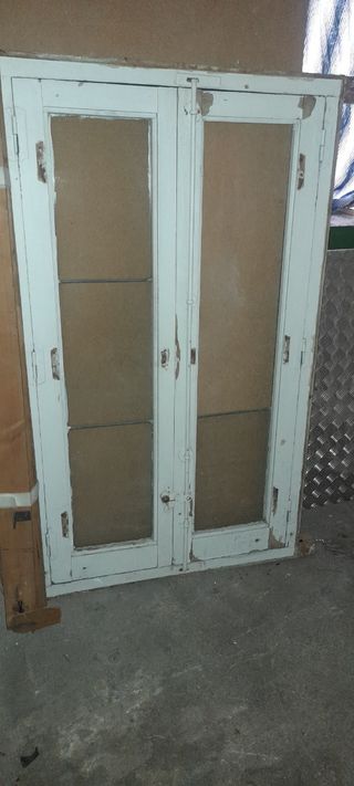 Ventana antigua de madera  