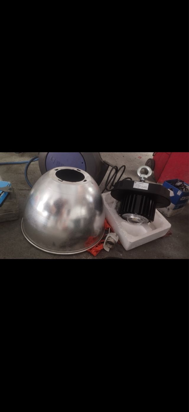 Faro LED con campana metálica