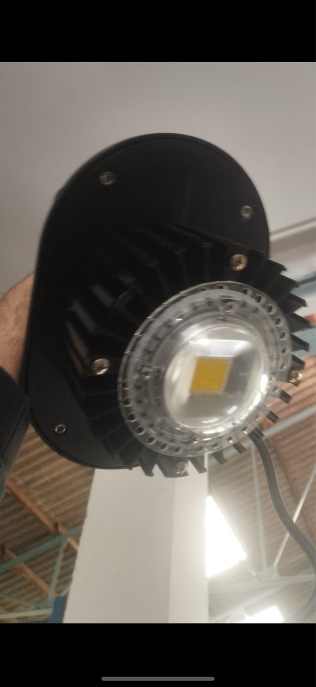 Faro LED con campana metálica