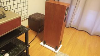 Altavoces Rega RS5 Marrón